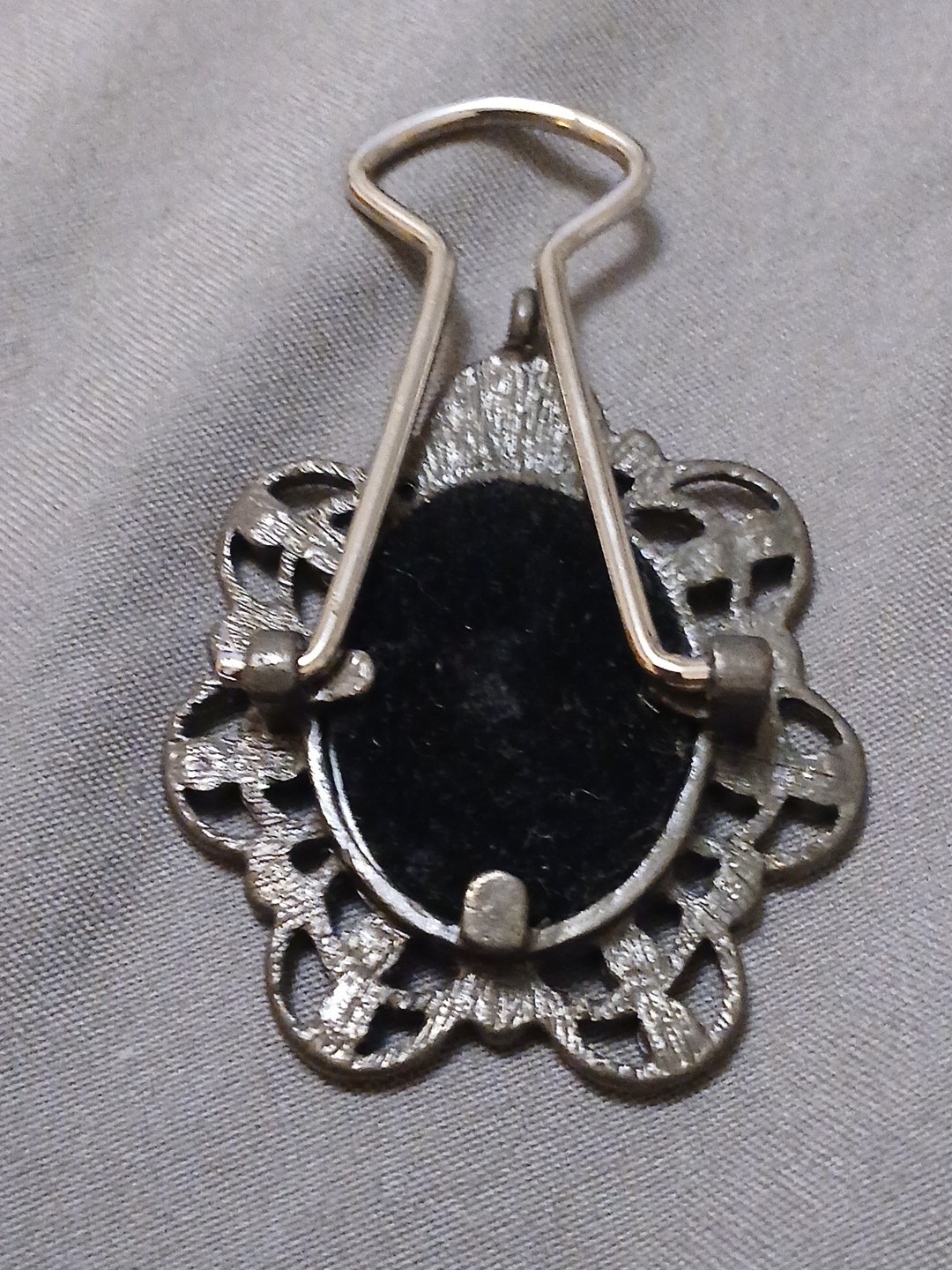 Vintage Self Standing Brooch Styled Picture Display, 1″ x 1/2″ Photo As-is Sale