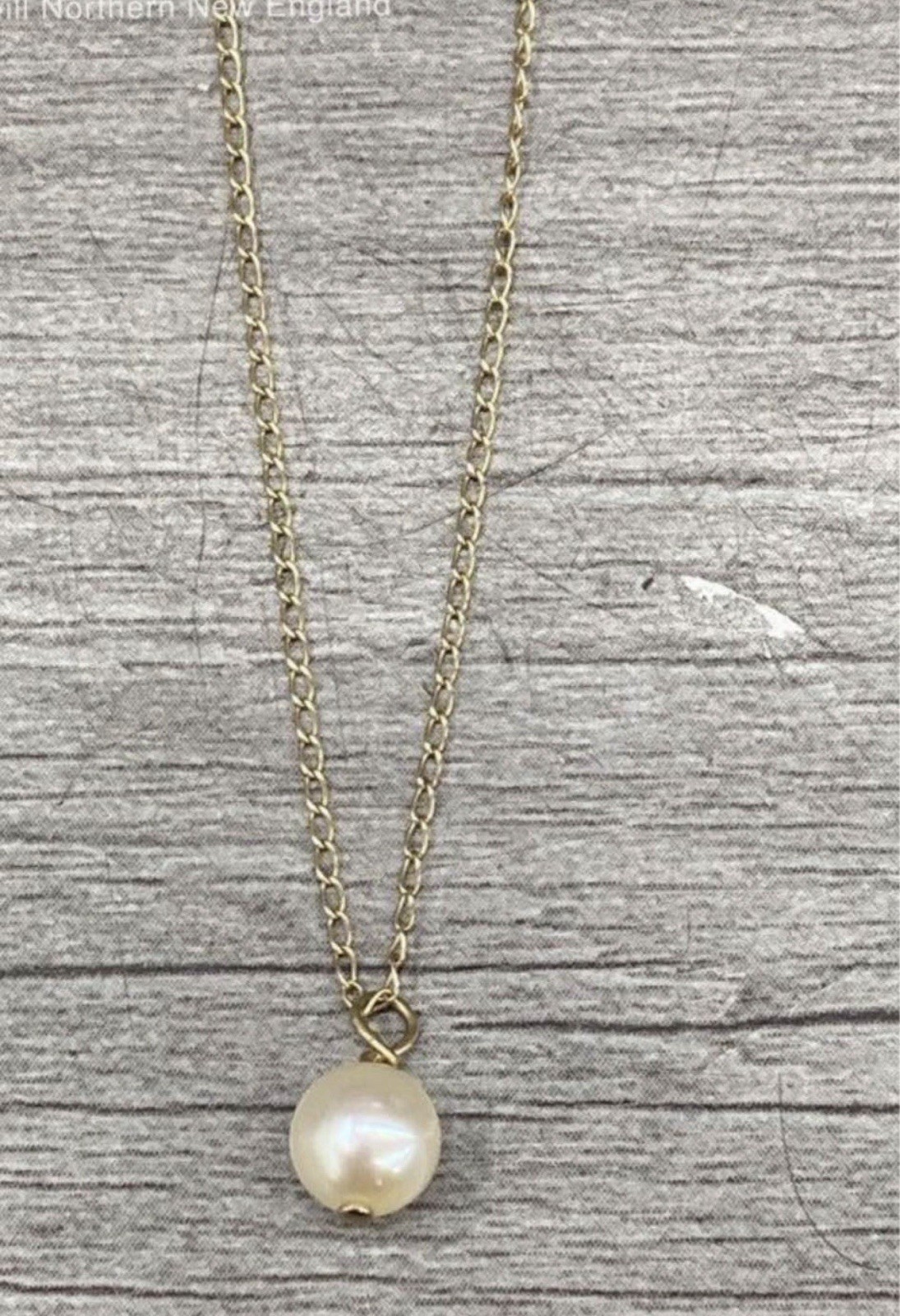 14k Yellow Gold Cable Chain 15’ Necklace With Pearlescent Pendant.