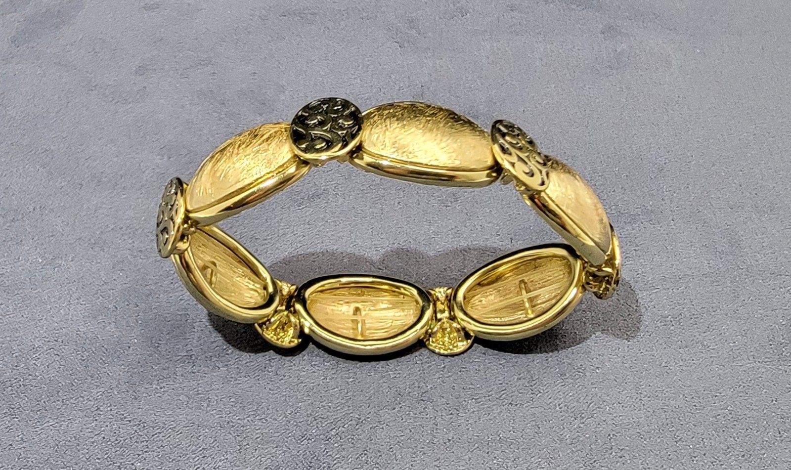 Vintage Gold Tone Brushed Satin Oval Link Openwork Filigree Stretch Bracelet