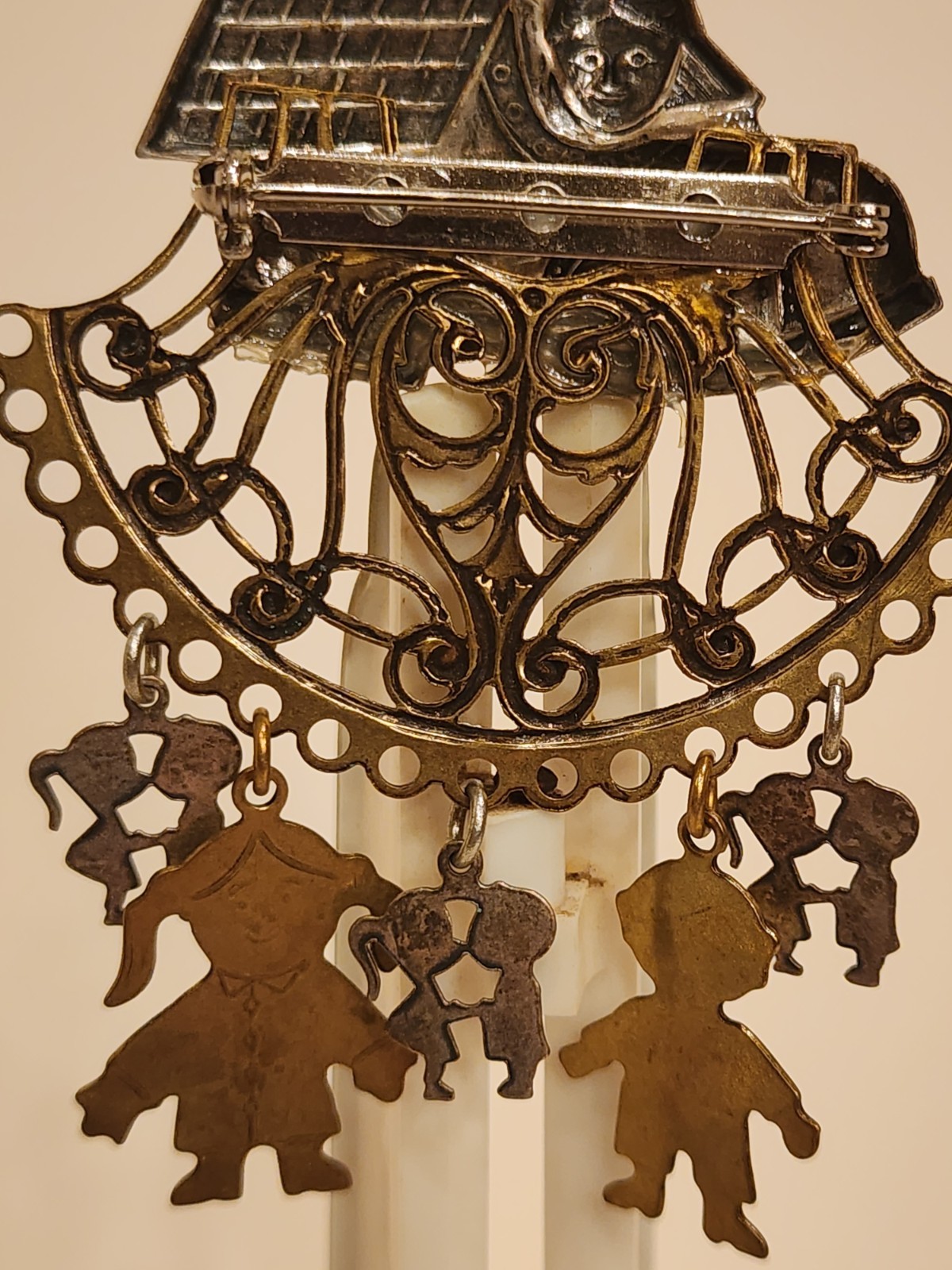 Rare Vintage Old Woman Who Lived in a Shoe Pin Brooch Charms Family