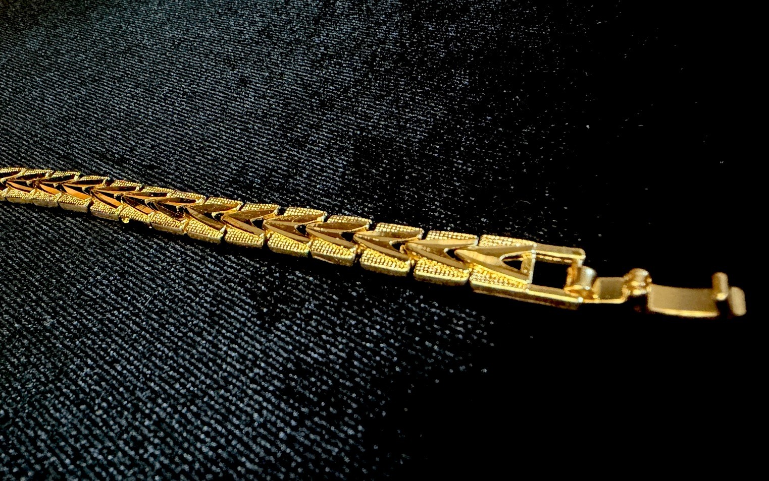 14K Gold Filled Chevron Diamond Cut Chain Link Bracelet 7in 8MM Metal Box Clasp