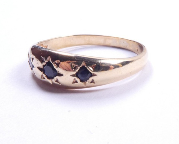Ring 9 carat yellow gold size N to N 1/2 3 stone sapphire Victorian style