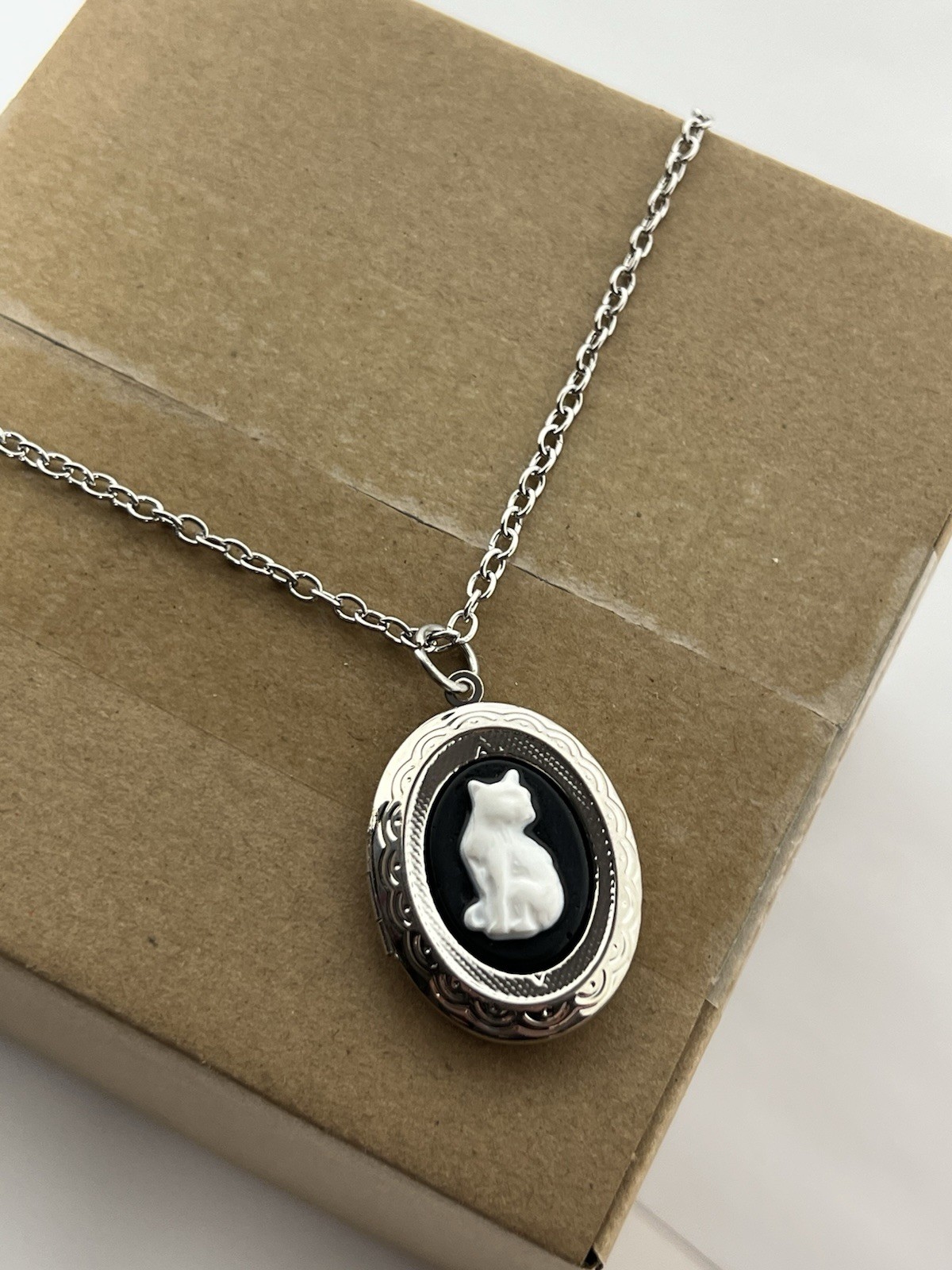 Gothic Cat Cameo Oval Pendant Necklace Locket New