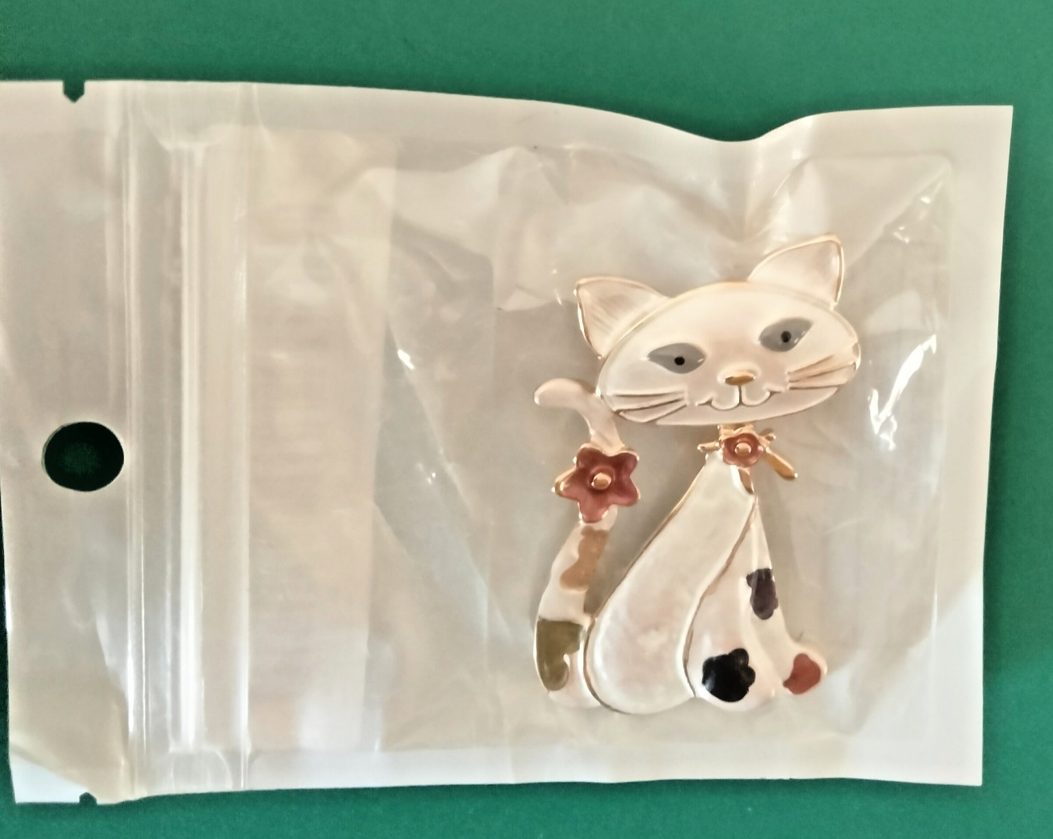White Cloisonne Cat Brooch (147 – 2318)