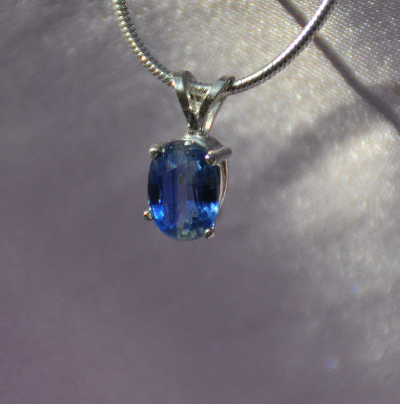 1.2 CT HANDCRAFTED 8MM X 6MM OVAL BLUE KYANITE PENDANT IN STERLING SILVER
