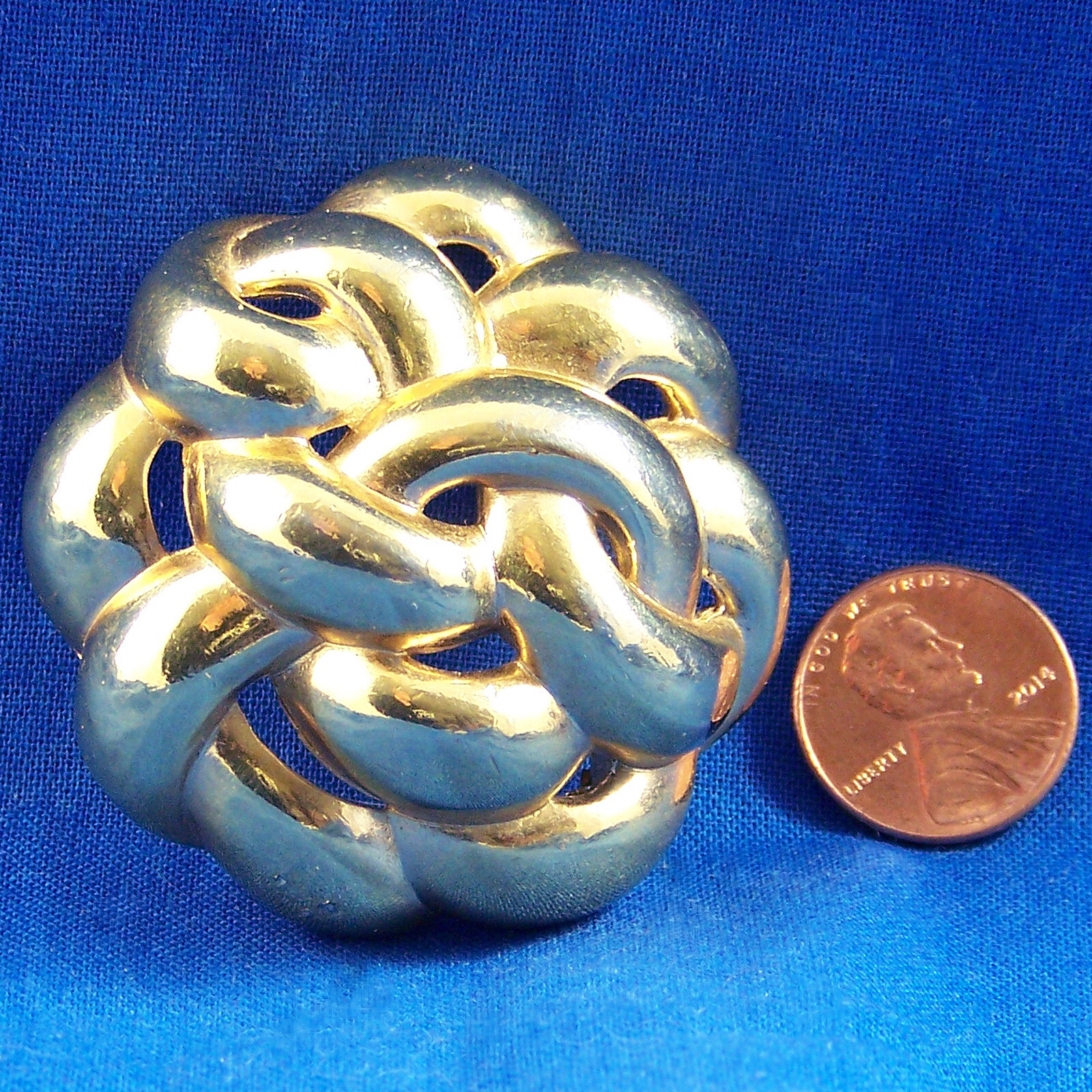 Vintage Unique Pin Domed Thick Twisted Knot Circle 3-D Gold Tone Metal Brooch