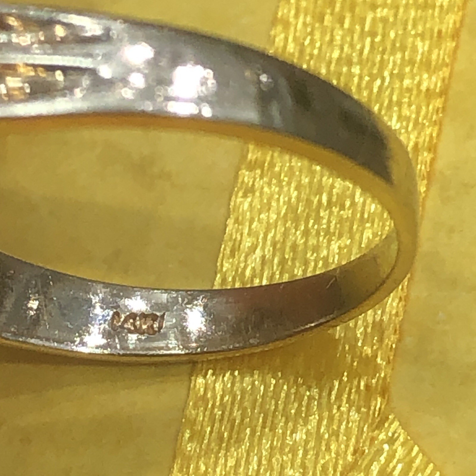 14KT YELLOW GOLD RING RED & WHITE GEMSTONES 1X1mm SIZE 5.5 WEIGHT 4.4g