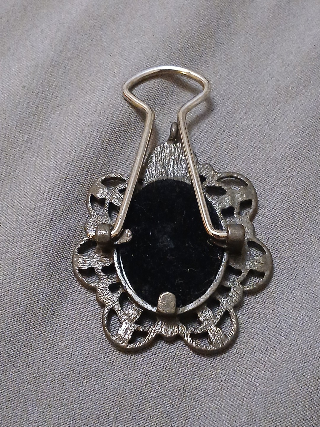 Vintage Self Standing Brooch Styled Picture Display, 1″ x 1/2″ Photo As-is Sale