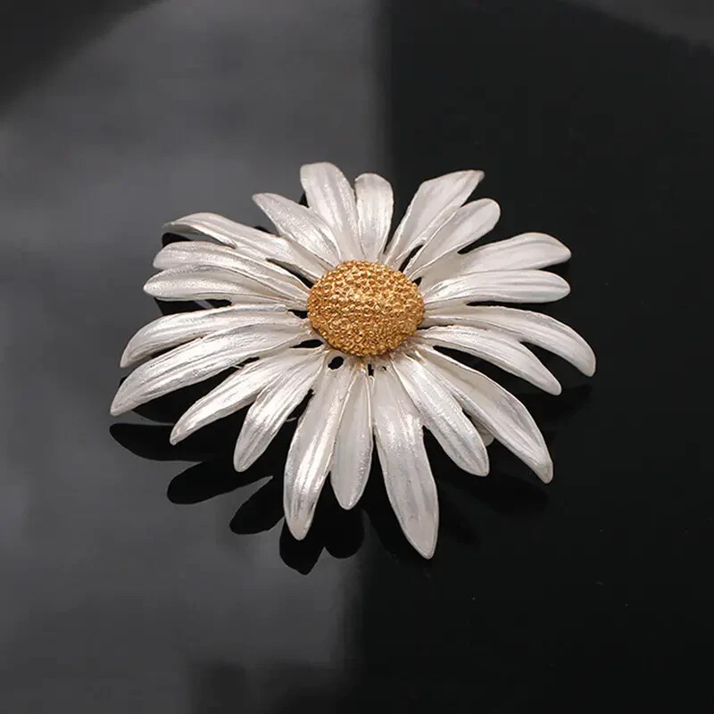 Luxurious Daisy Brooch Pin Exquisite High-End Fashion Accessory Party Women Gift