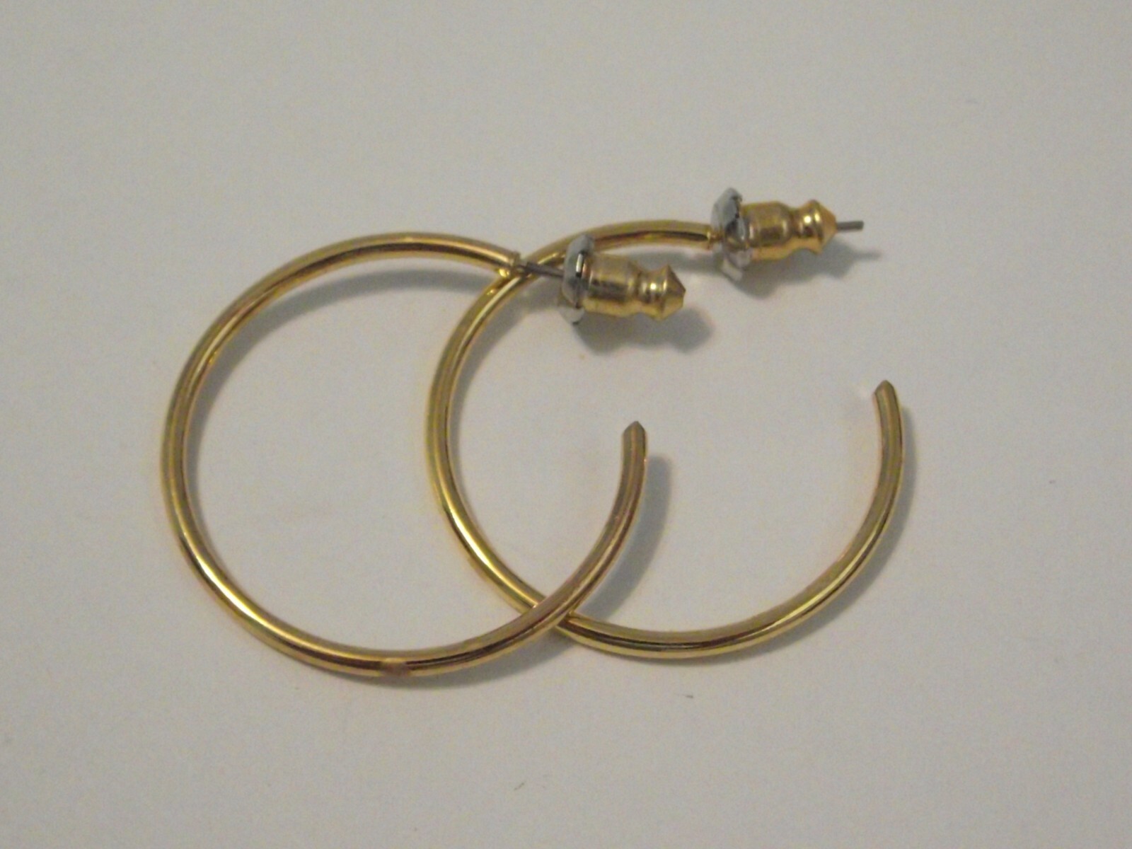 Vtg new old stock 80’s gold tone plain hoop post earrings 1″ x 1mm