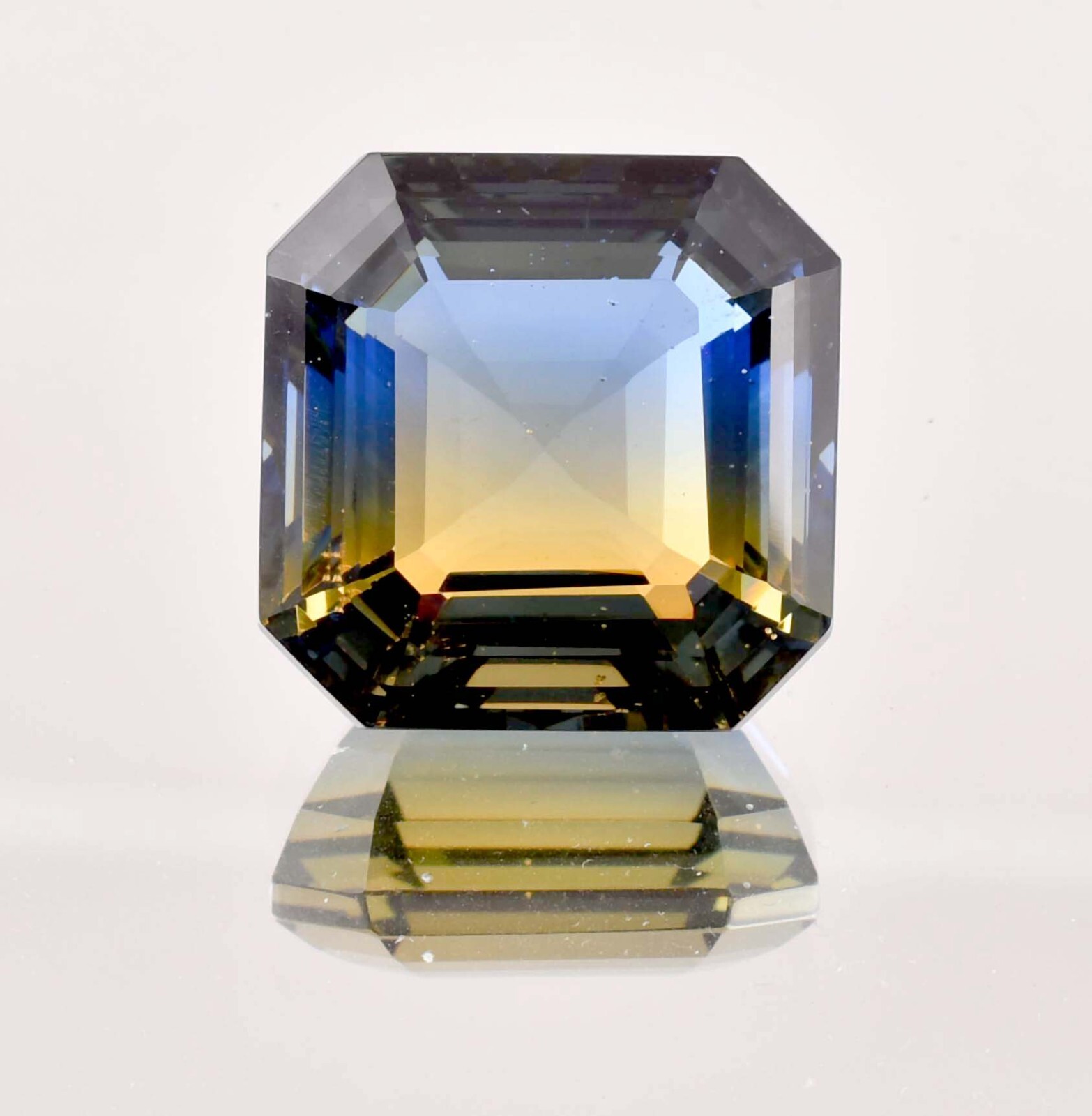 AAA 26 x 26 mm Natural Bi-Color 83.55 Ct Flawless Sapphire Gemstone GITcertified