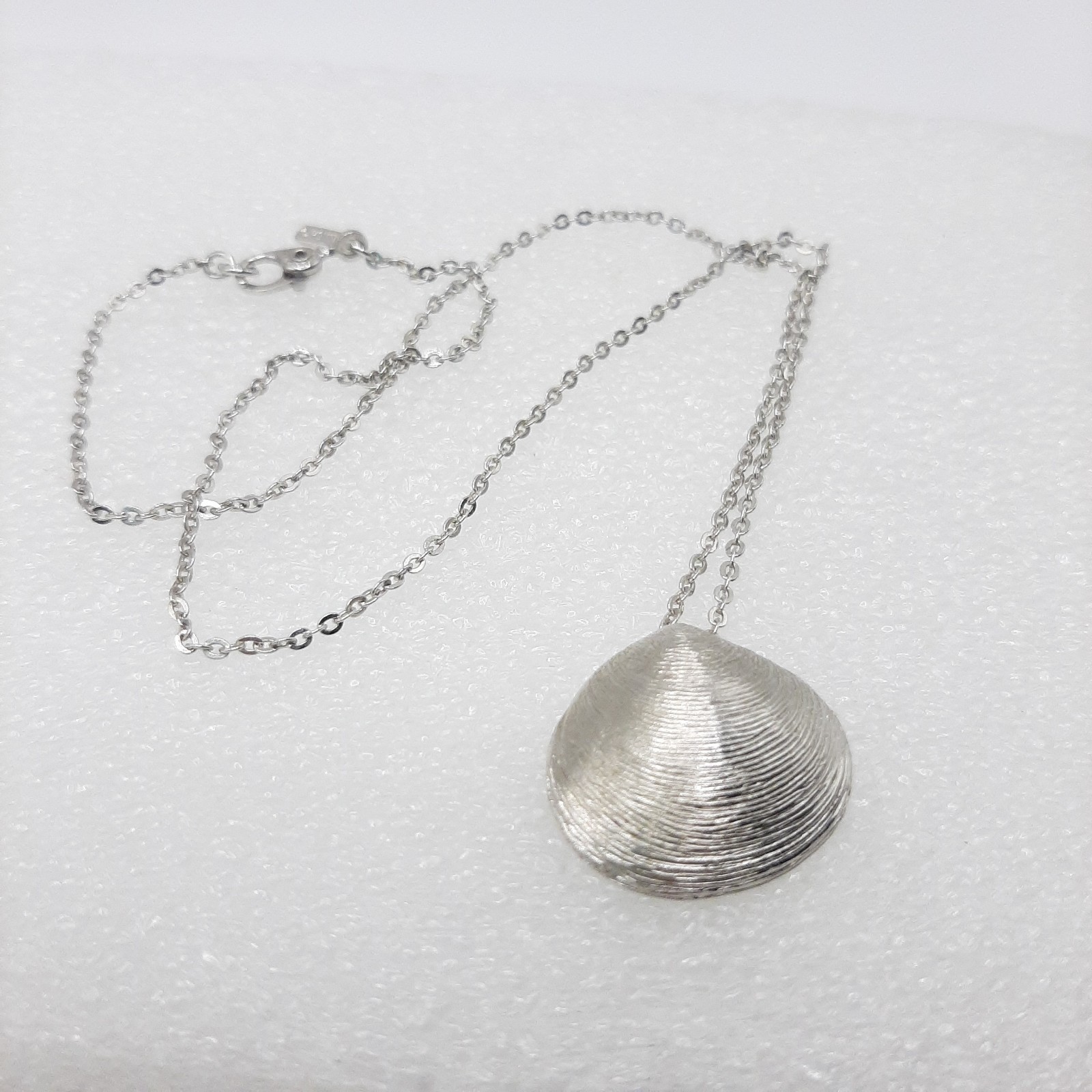 Monet Signed Silver Tone Venus Shell Beach Charm Cable Chain Necklace 16″