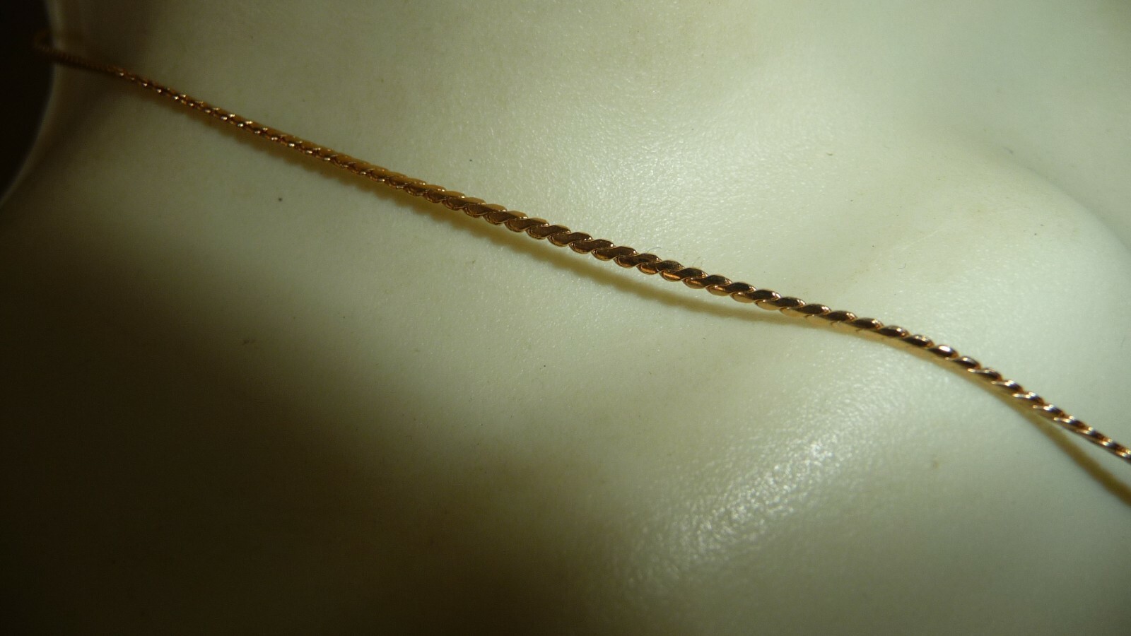 #1/30X vtg costume NECKLACE 7″ L JONES NEW YORK Gold Tone CHAIN w R W B PENDANT