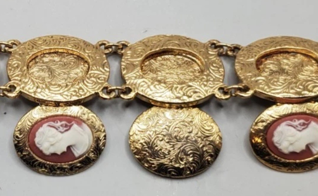 1928 Co. Left Facing Cameo Locket Panel Link Bracelet 7.5″ – Very Good Condition