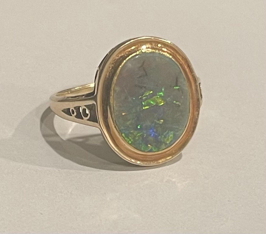 Vintage Opal Blue Green Orange Oval 14K Yellow Gold Bezel Set Ring 4.05 grams