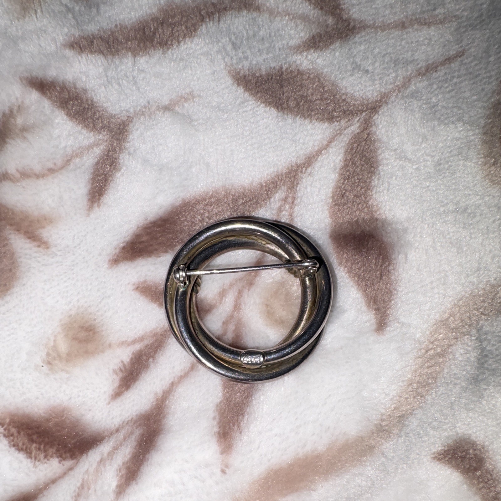 Round Silver Tone Metal Circle Brooch Pin, No Main or Secondary Stones