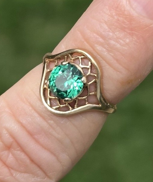 ~DESIGNER SIGNED “10k” YELLOW GOLD w/ ROUND LAB CREATED EMERALD RING SIZE 6.25~