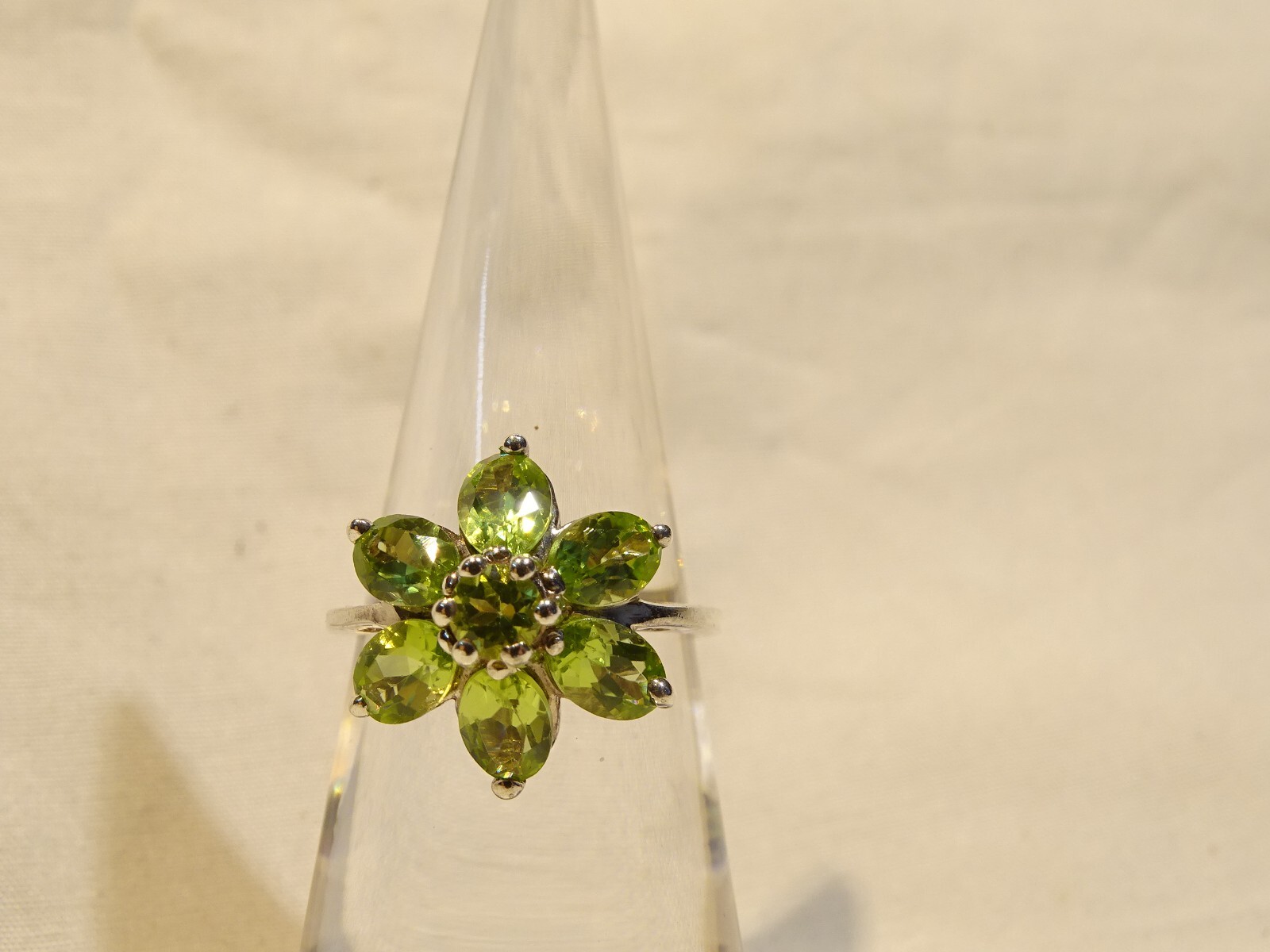Very Nice Sterling Silver Light Green Tourmaline Classic Flower Size 6 Ring