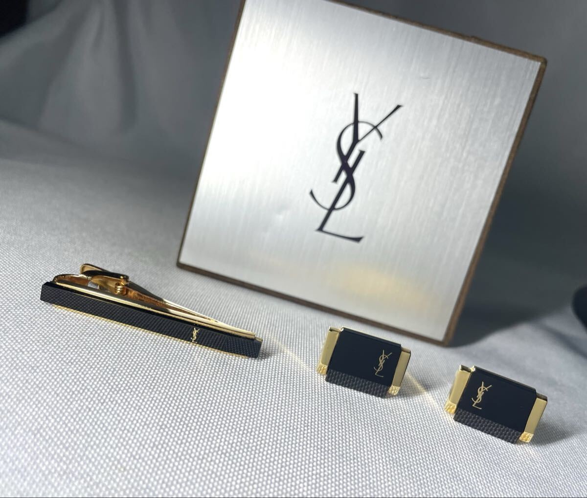 Excellent Condition YVES SAINT LAURENT YSL Logo Black Stone Gold Cufflinks Tie P