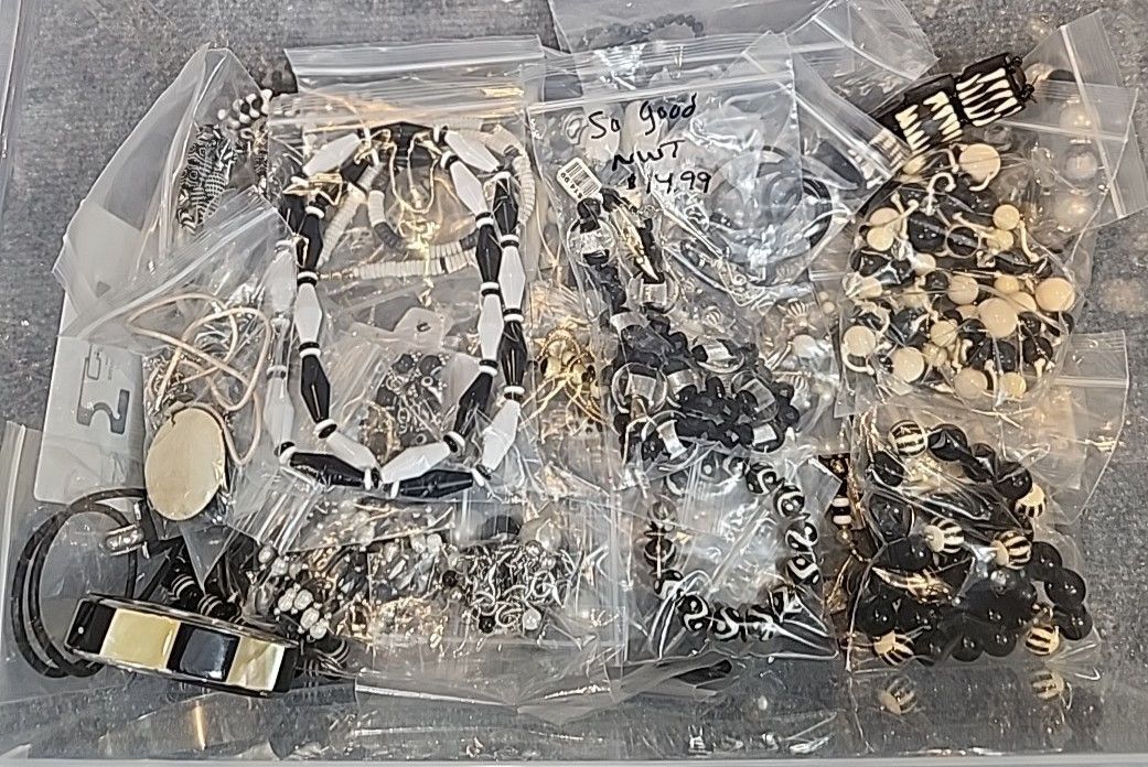 Jewelry Wearable Black & White Collection 5 Lbs Lot #3879 See Description