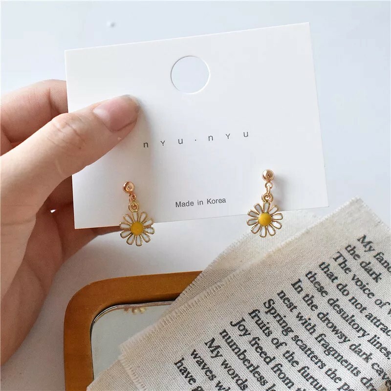 New Small Fresh Daisy Flower Short Earrings Cute Fashion Flower Earrings Dangle