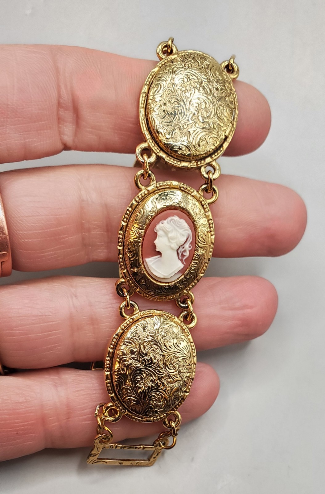 1928 Co. Left Facing Cameo Locket Panel Link Bracelet 7.5″ – Very Good Condition