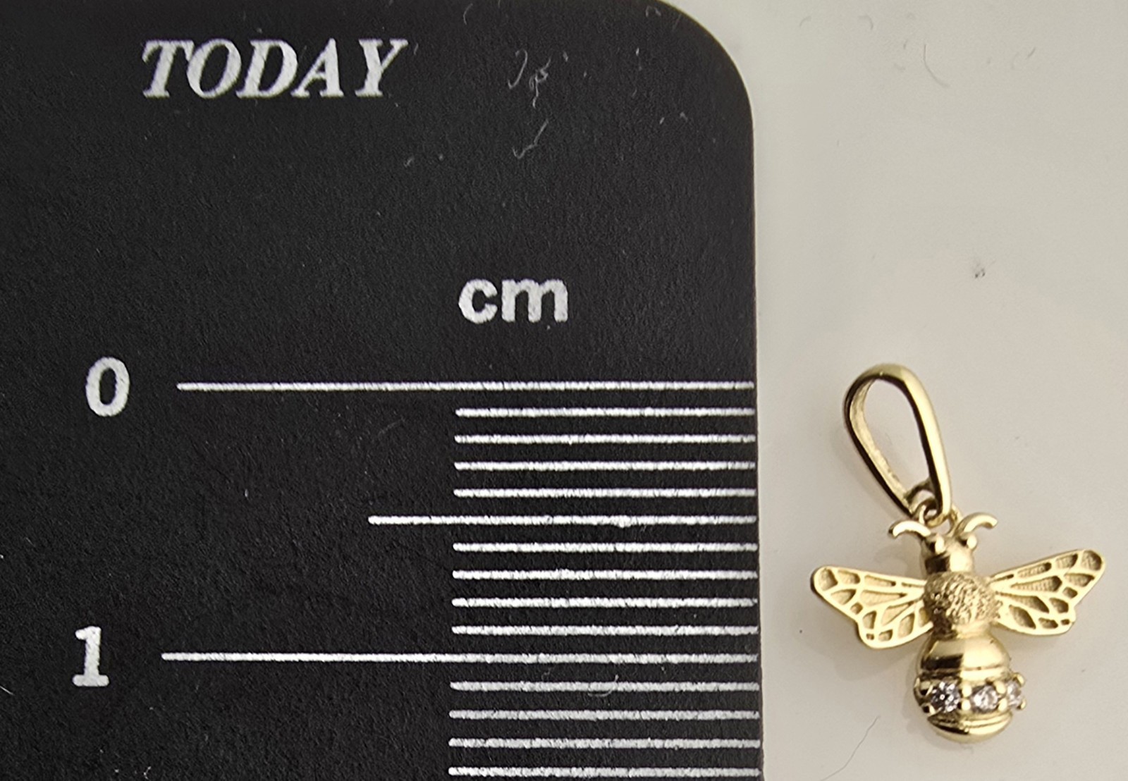 9carat yellow gold 375, small bee pendant, cubic Zirconia set, 1.4 × 1.2 cm