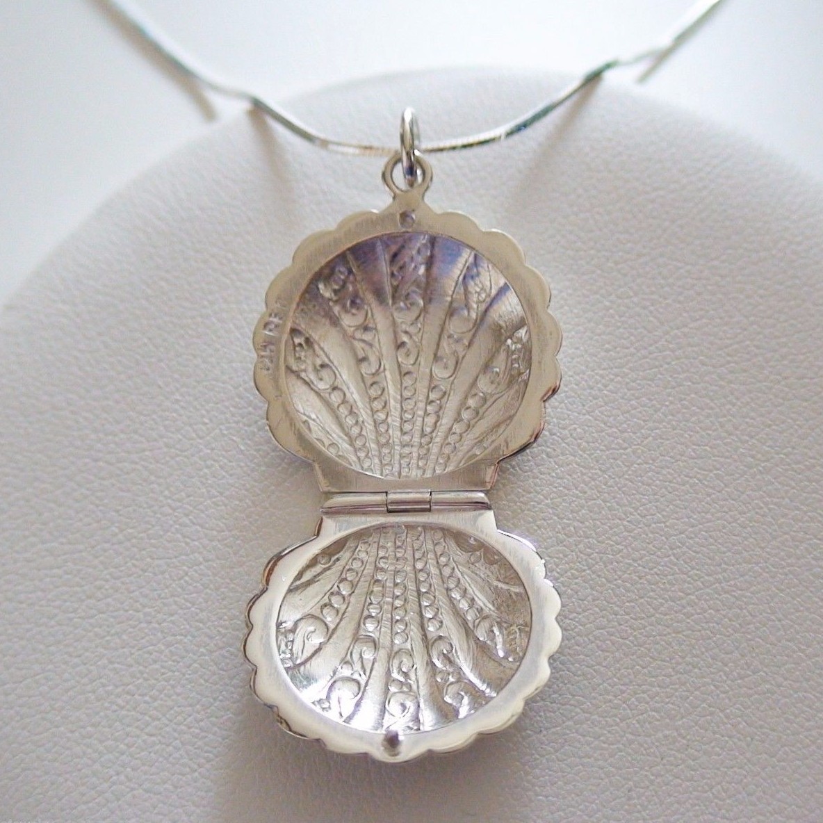 Clam Shell Locket Necklace – 925 Sterling Silver – Holds 2 Photos Beach Sea SN
