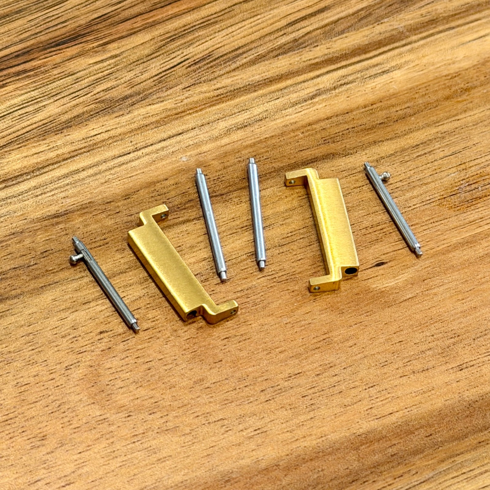 18mm to 20mm Watch Strap Connector Adapter – Stainless Steel, Brushed Gold