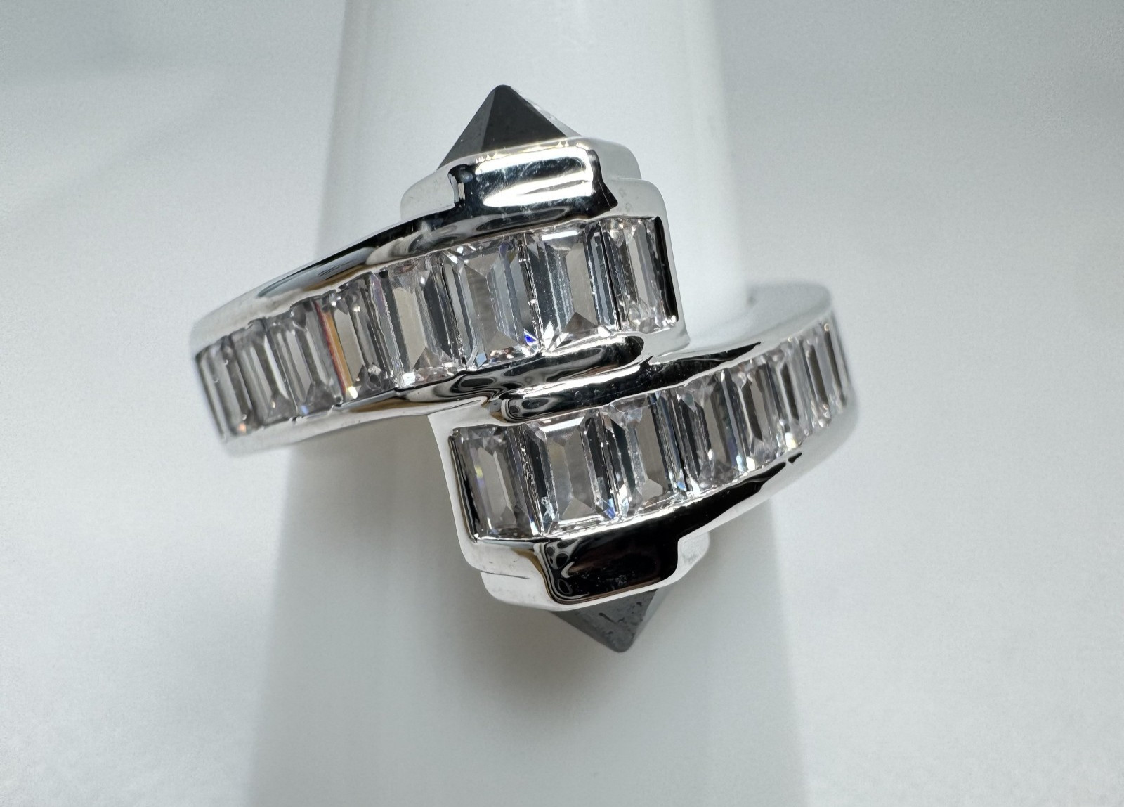 Size 9 Bomb Party Untamed Ring – RG48989 Coiled Intentions – On Rhodium