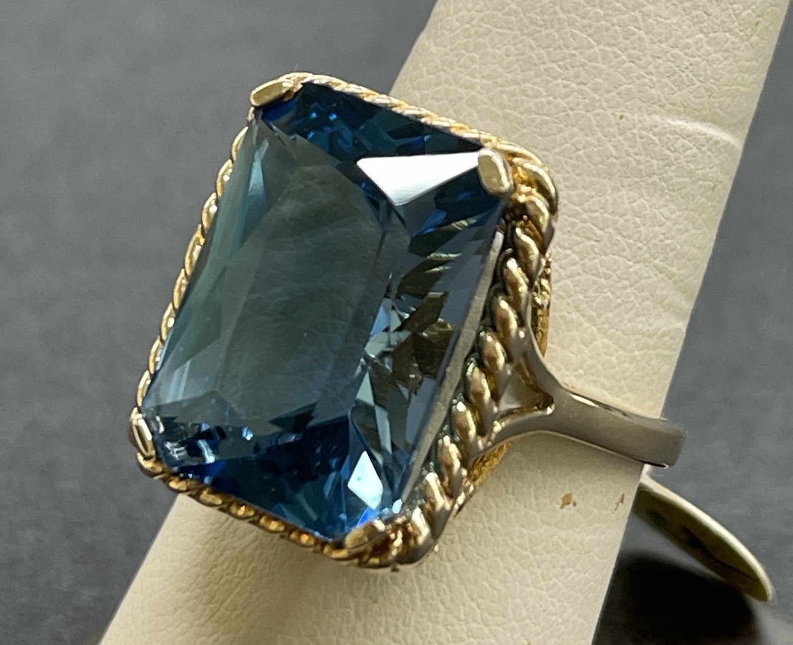 10K Yellow Gold Square Blue Stone Women’s Ring, sz 9.25