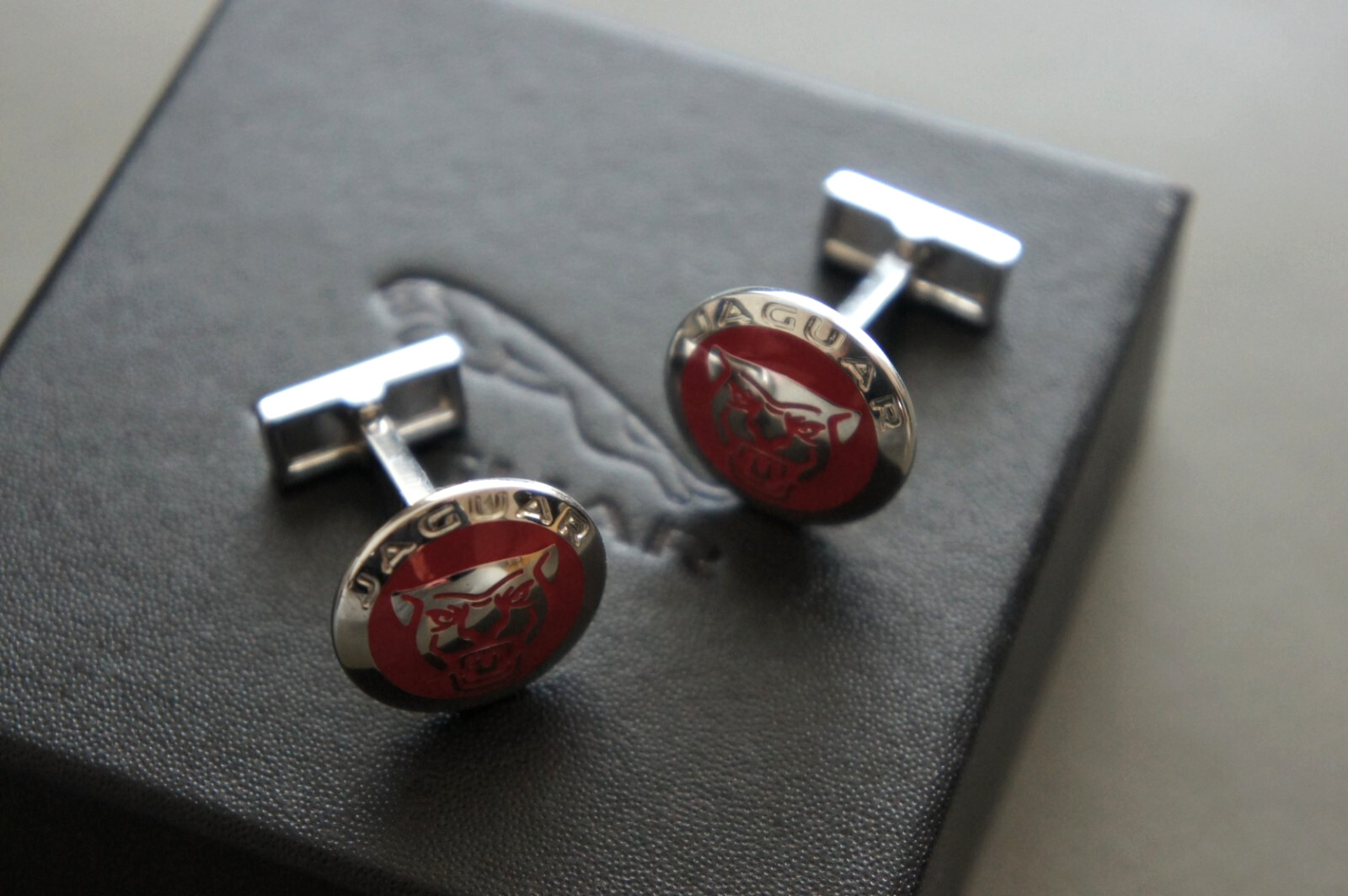 NIB Genuine & OEM Jaguar Classic Red Enamel Head Logo Cuff Links 50JACL275RDA