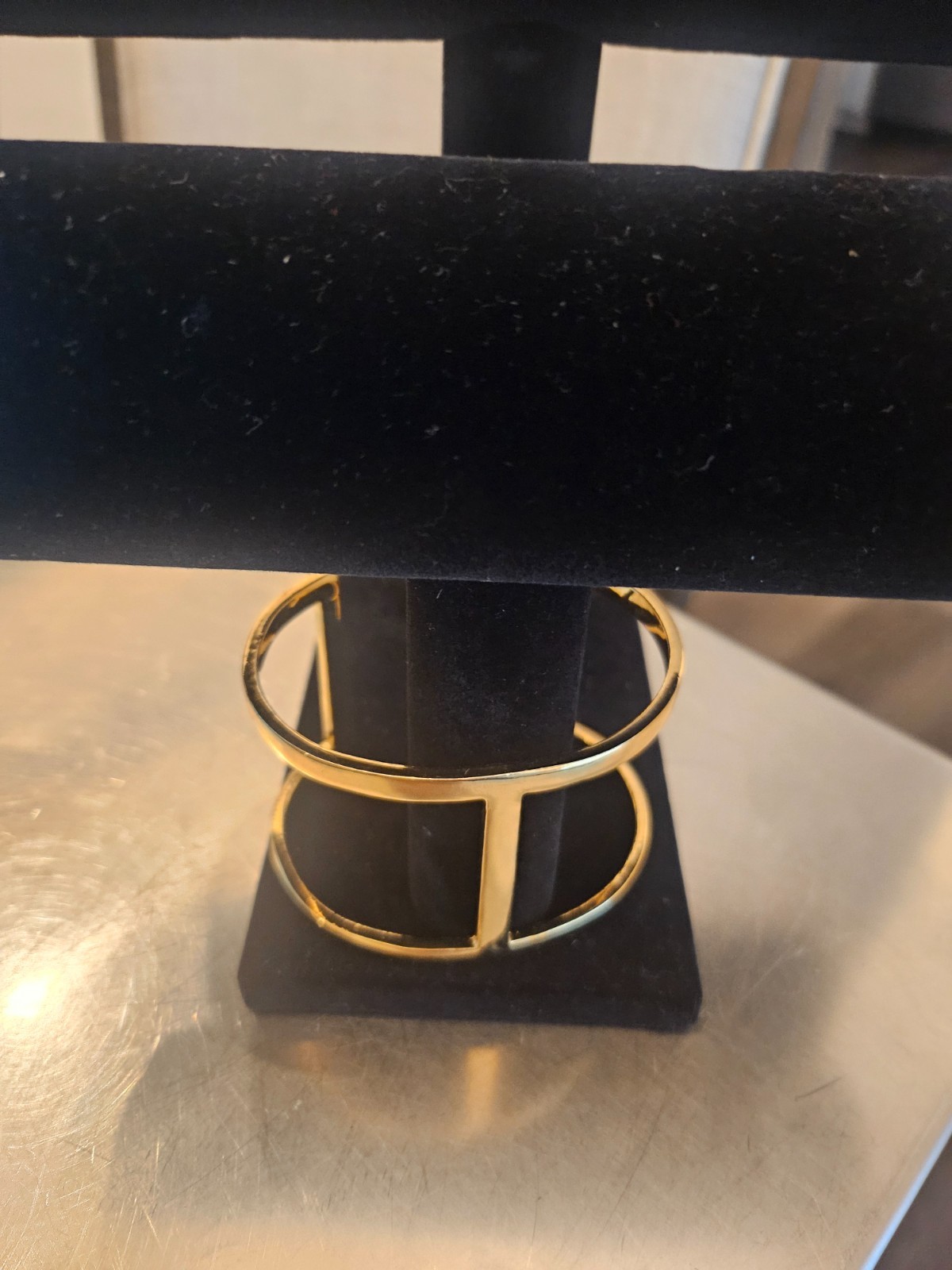 Vince Camuto bracelet pre-owned, gold tone modern statement piece. Simple, Bold