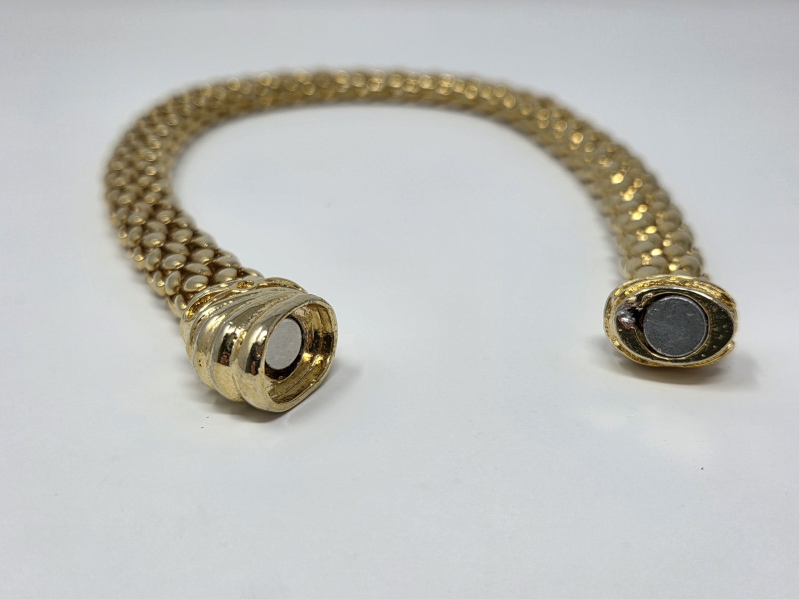 Vintage Gold Tone Mesh Choker Necklace Magnetic Clasp 17 Inches Unsigned 80s