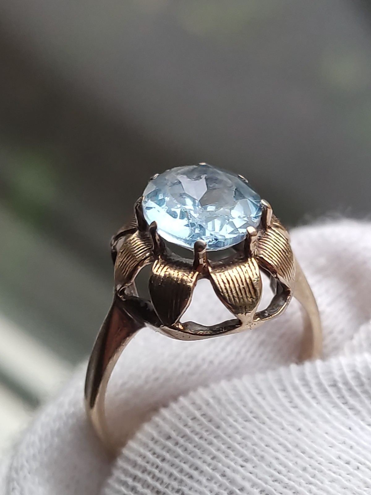 9ct Gold Ring Set With Large Blue Topaz Stone 9 Carat Yellow Gold Ring 2.9g