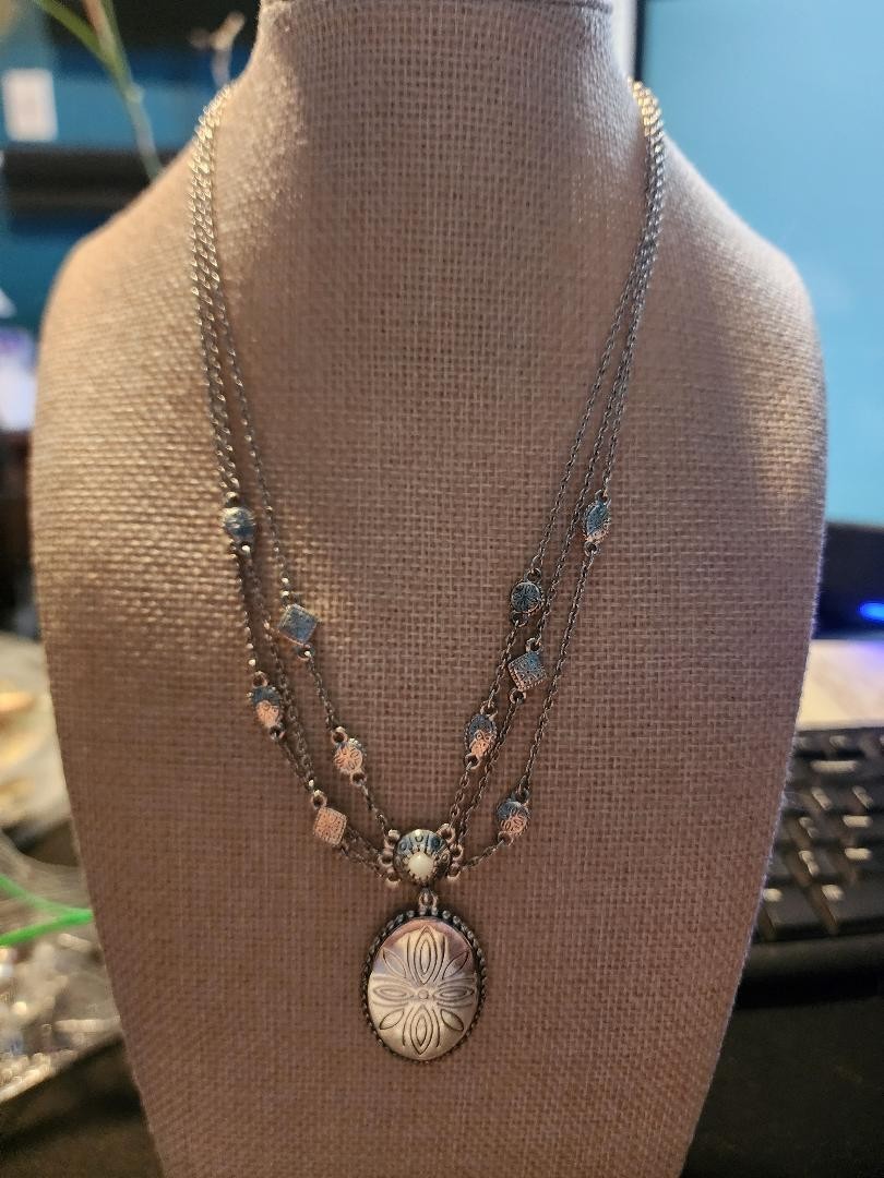 necklace in silver with pendant 3 layer