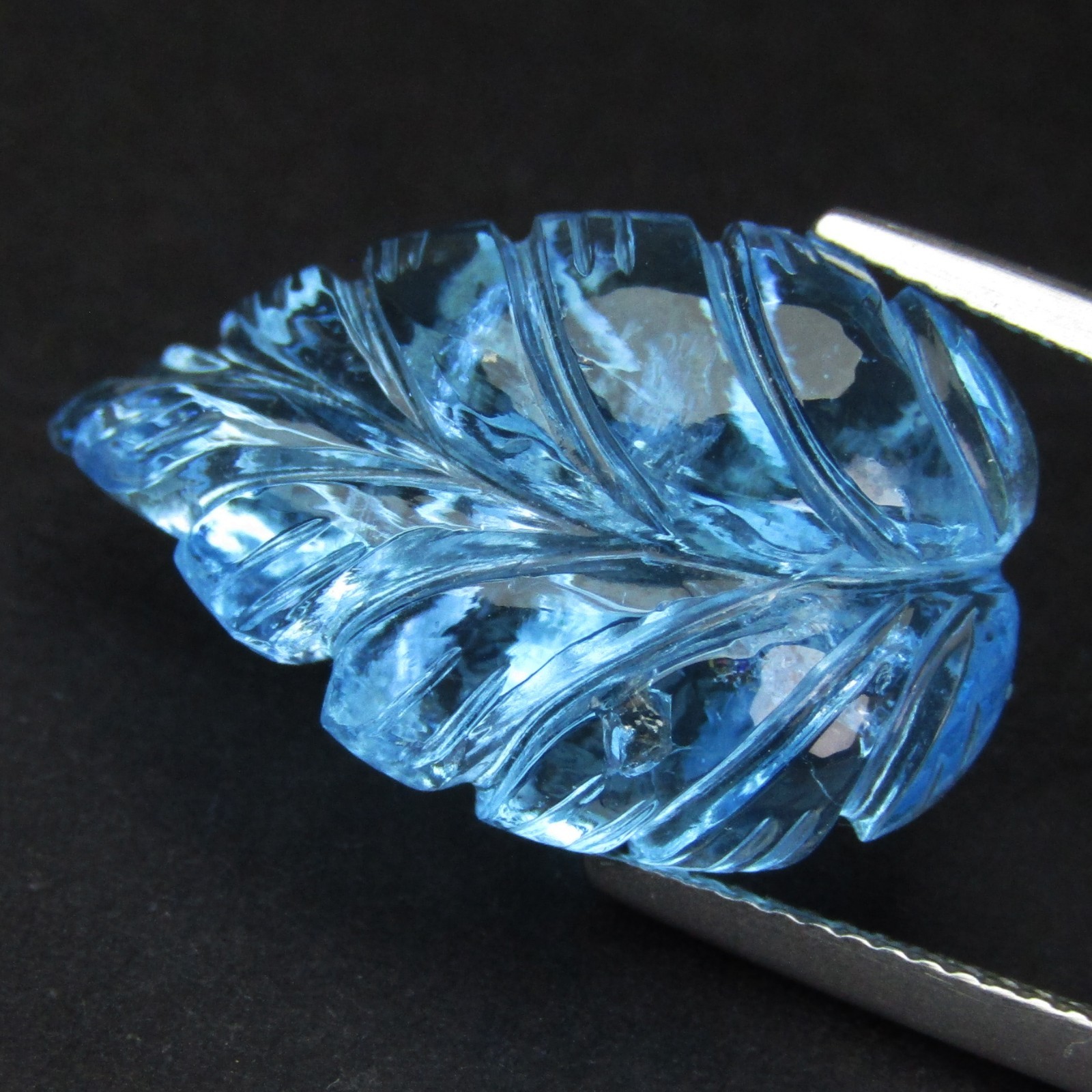 20.42Cts Flashing Natural Swiss Blue Topaz 21x14x7.7mm Leaf Carving Gemstone-VDO