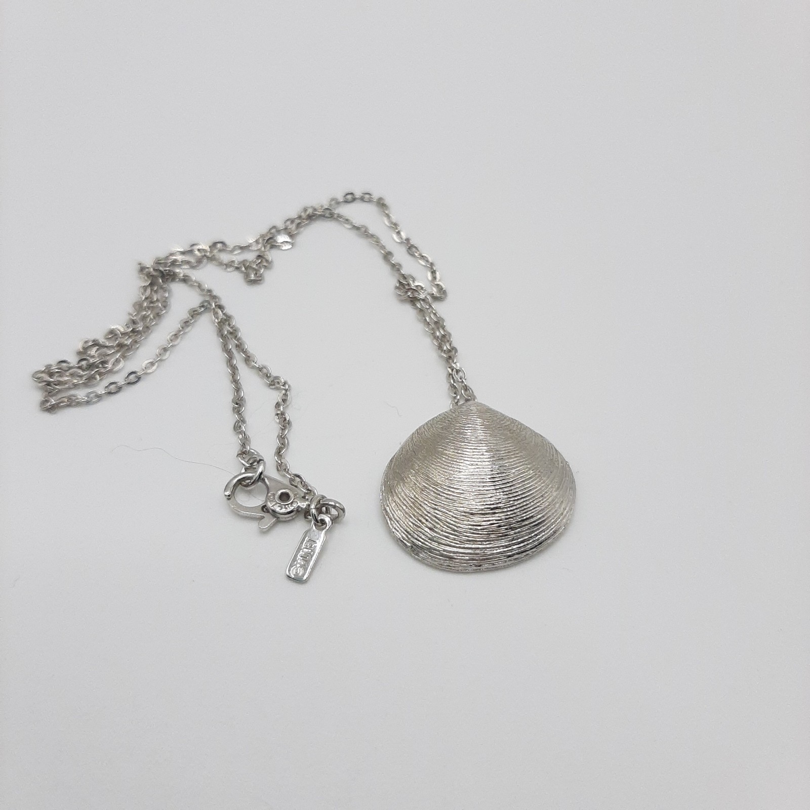 Monet Signed Silver Tone Venus Shell Beach Charm Cable Chain Necklace 16″