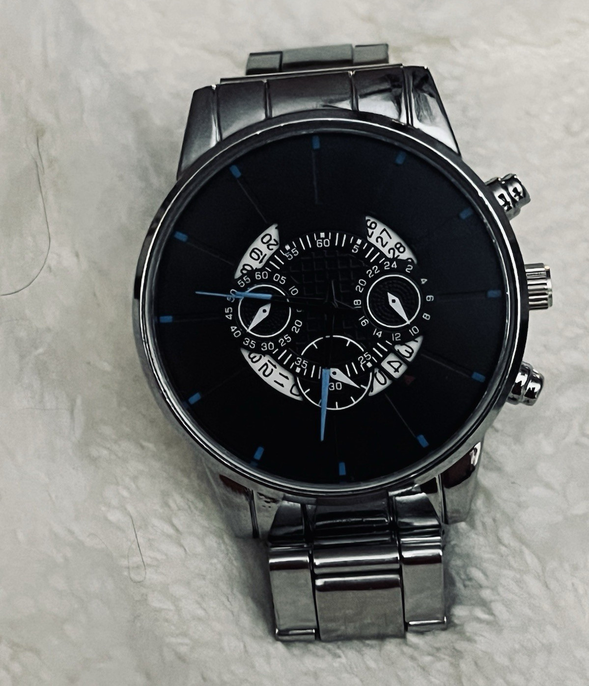 Analog Wristwatch Black Dial Silver-Tone Metal Bracelet Round Baton 12-Hour