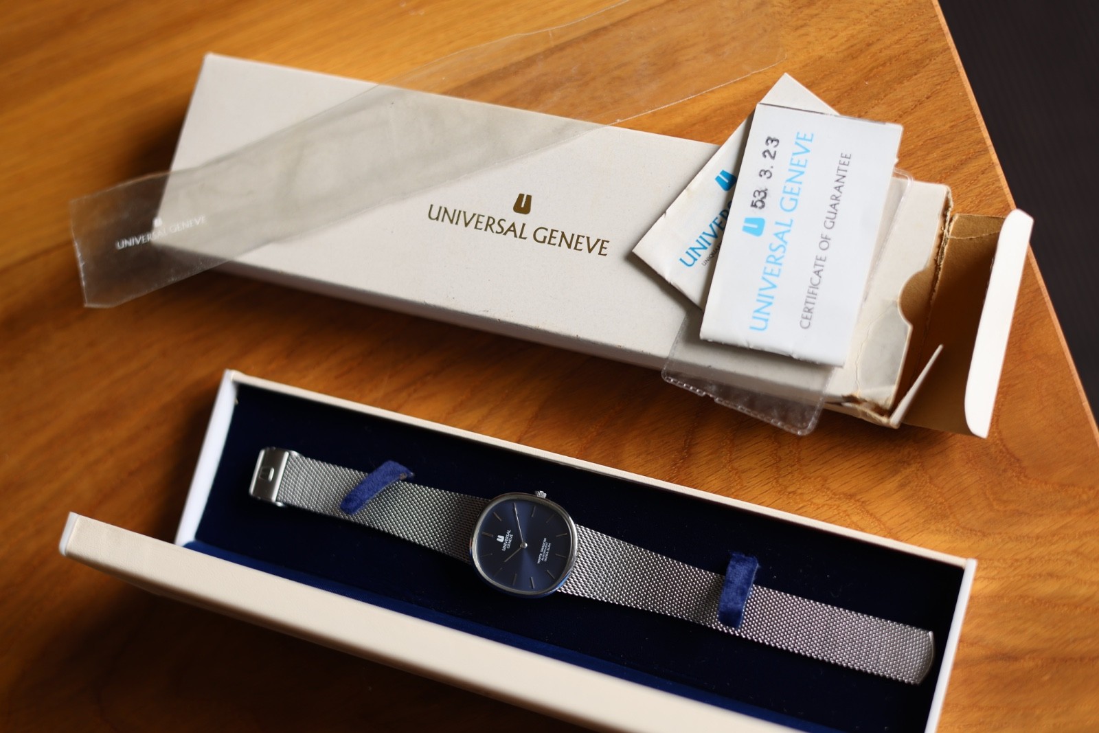 universal geneve white shadow ultra thin blue dial NOS