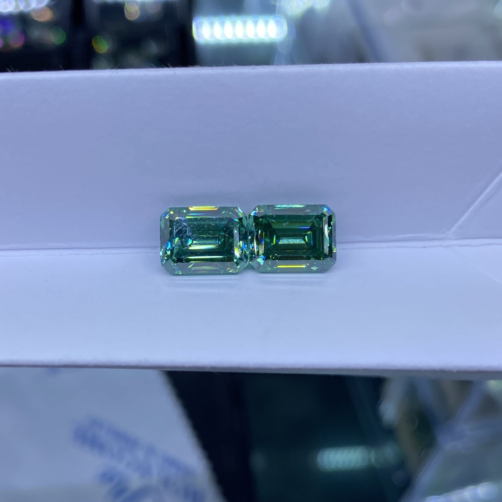 Green Color VVS1 Emerald Cut Moissanite Stone Loose Gemstone with GRA Cert