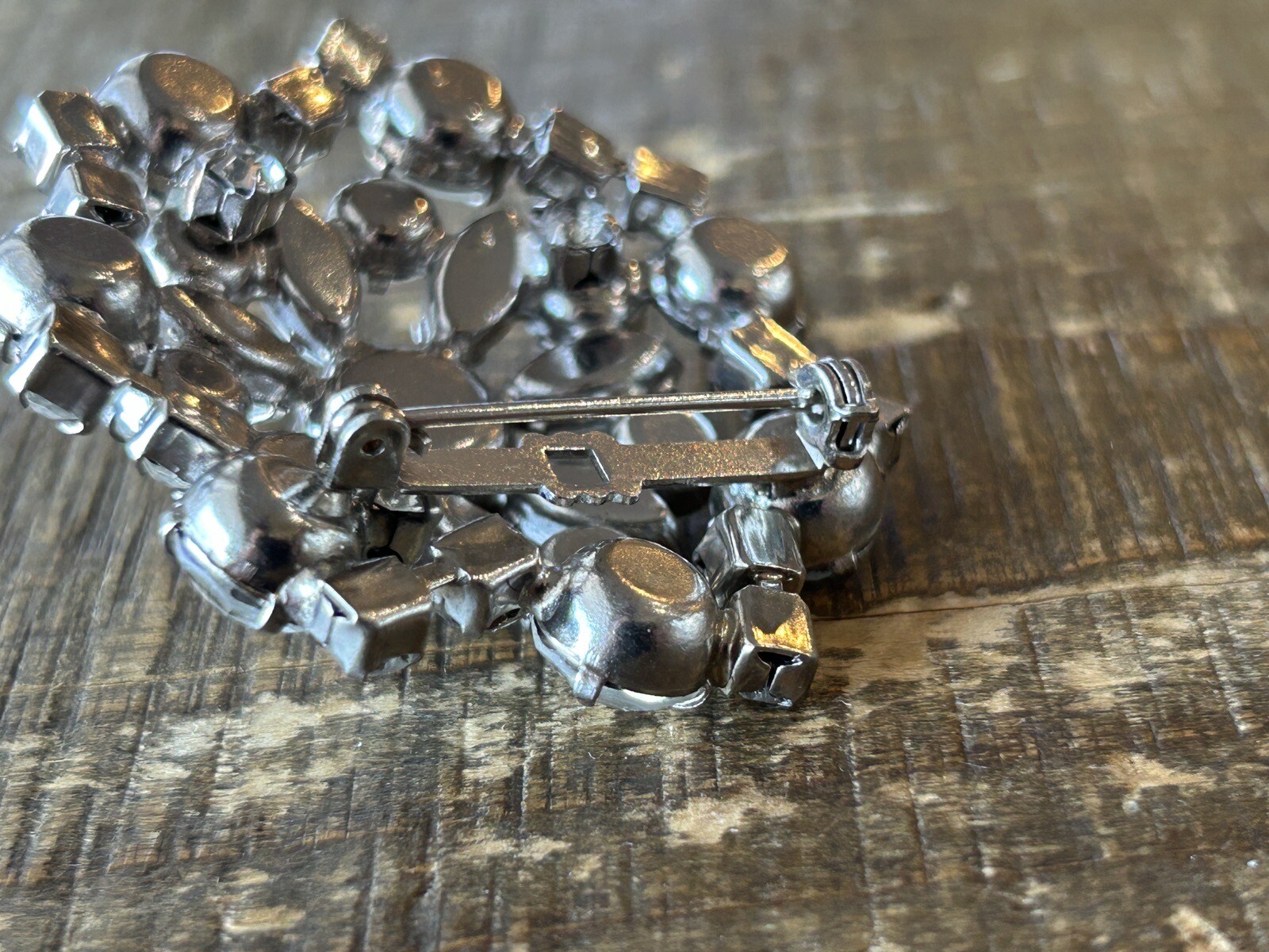INCREDIBLE Vintage UNSIGNED DESIGNER White Rhinestone Brooch w Stones on BACK !?