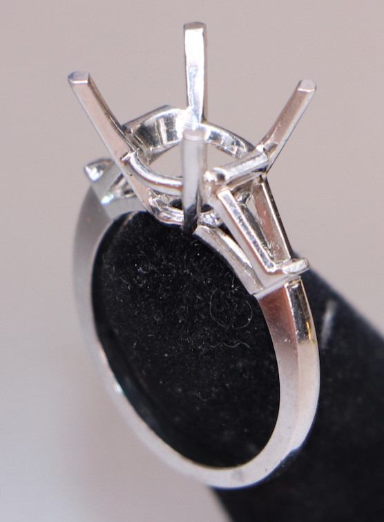 Heavy 5.75g Irid-Platinum Semi-Mount – 8ct Capacity – Tapered Baguette Accents