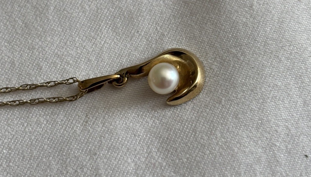 9 carat gold drop pearl pendant