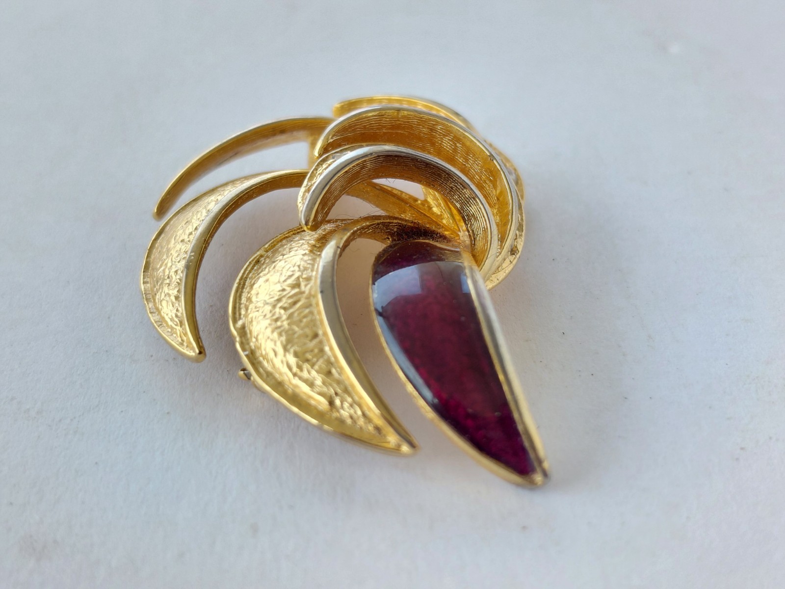 Vintage Brooch Unsigned Gold Tone Clear Rhinestones Burgundy Enamel Swirl Wave