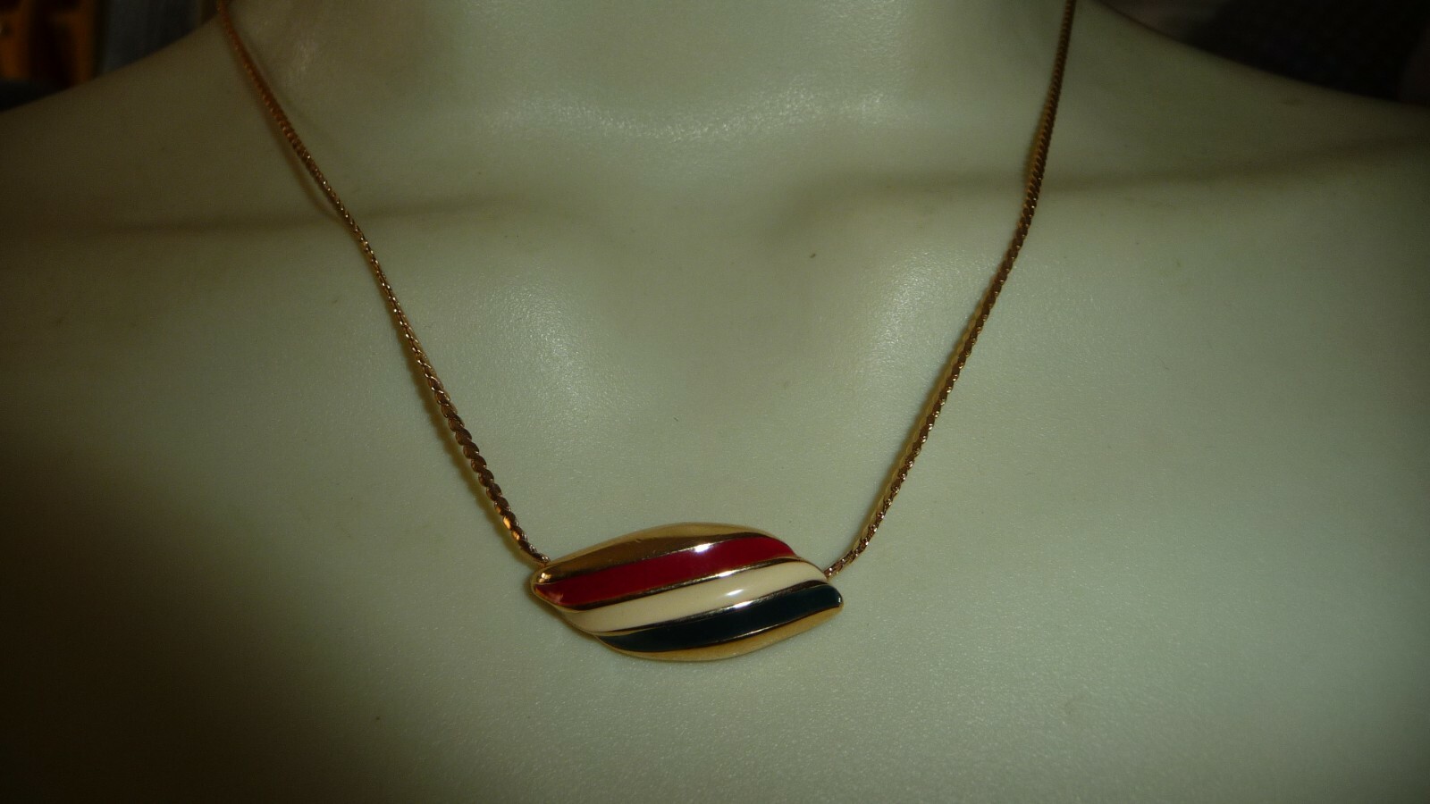 #1/30X vtg costume NECKLACE 7″ L JONES NEW YORK Gold Tone CHAIN w R W B PENDANT