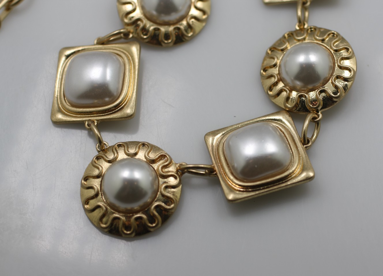 Brushed matte satin gold tone faux mabe pearls chain necklace 14-18″ Glam