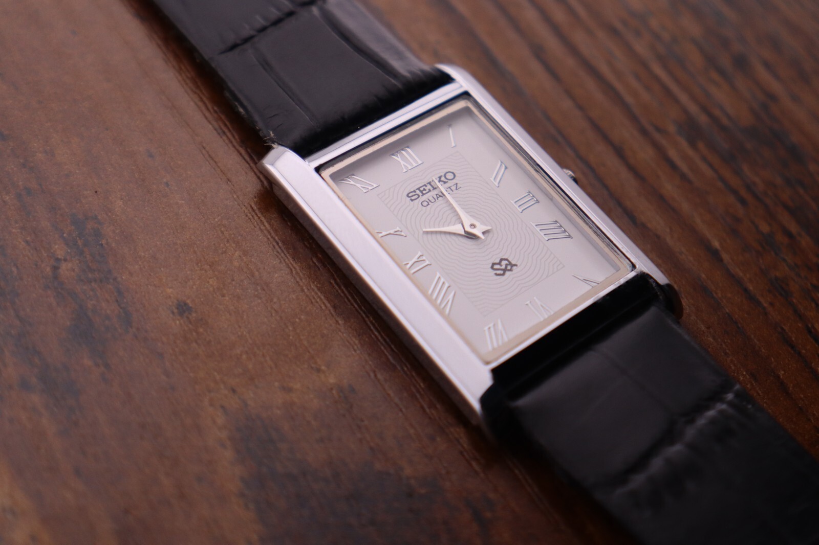 Vintage Men Seiko Quartz Slim Tank White Dial Black leather Dress Watch