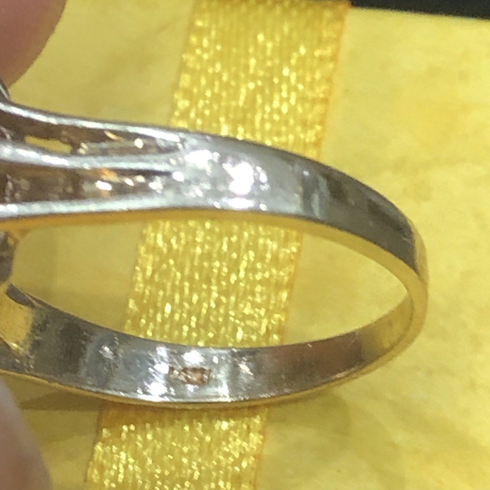 14KT YELLOW GOLD RING RED & WHITE GEMSTONES 1X1mm SIZE 5.5 WEIGHT 4.4g