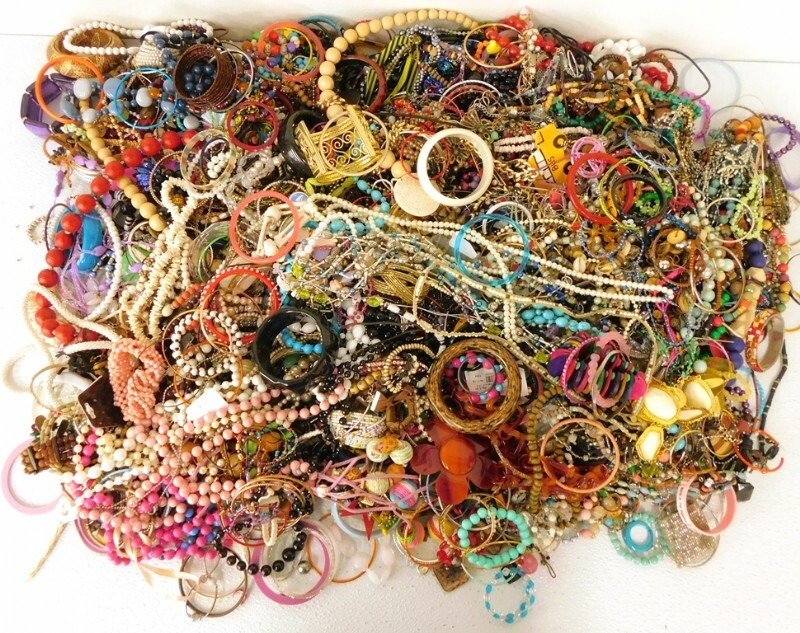 UNTESTED Vintage Modern Jewelry Junk Craft Lot Pieces Part Brooches Bracelet +++